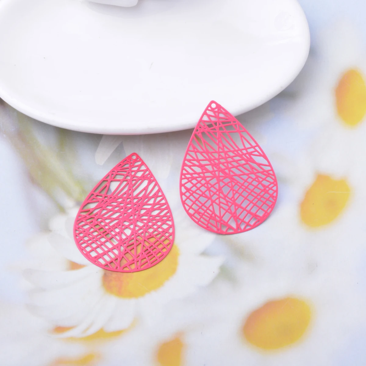 30 Stück AB7513 Messing-Filigran-Ausstanzteile in Tropfenform, bunte goldene Anhänger für DIY-Schmuckherstellung von Ohrringen – Detail 8
