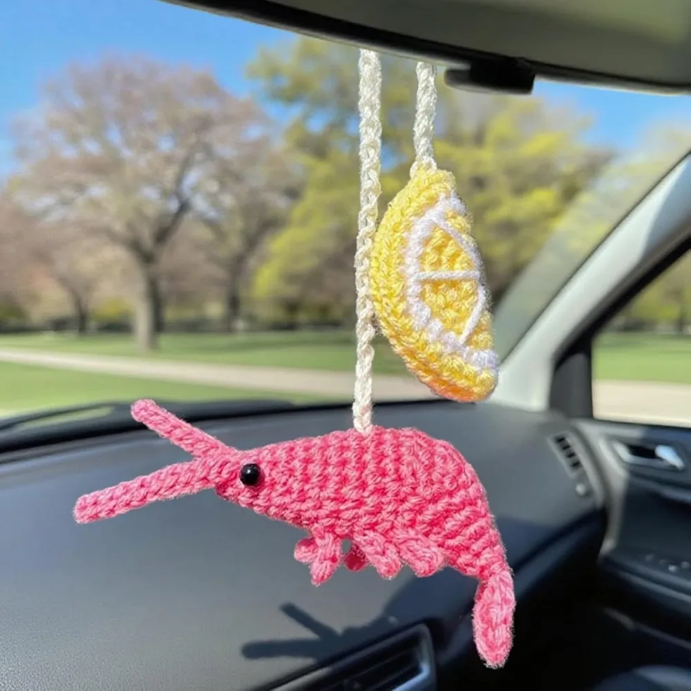 Bonita decoración de coche de camarones y cócteles de ganchillo, accesorios colgantes de coche de limón para espejo retrovisor, dije de animales positivos bohemios