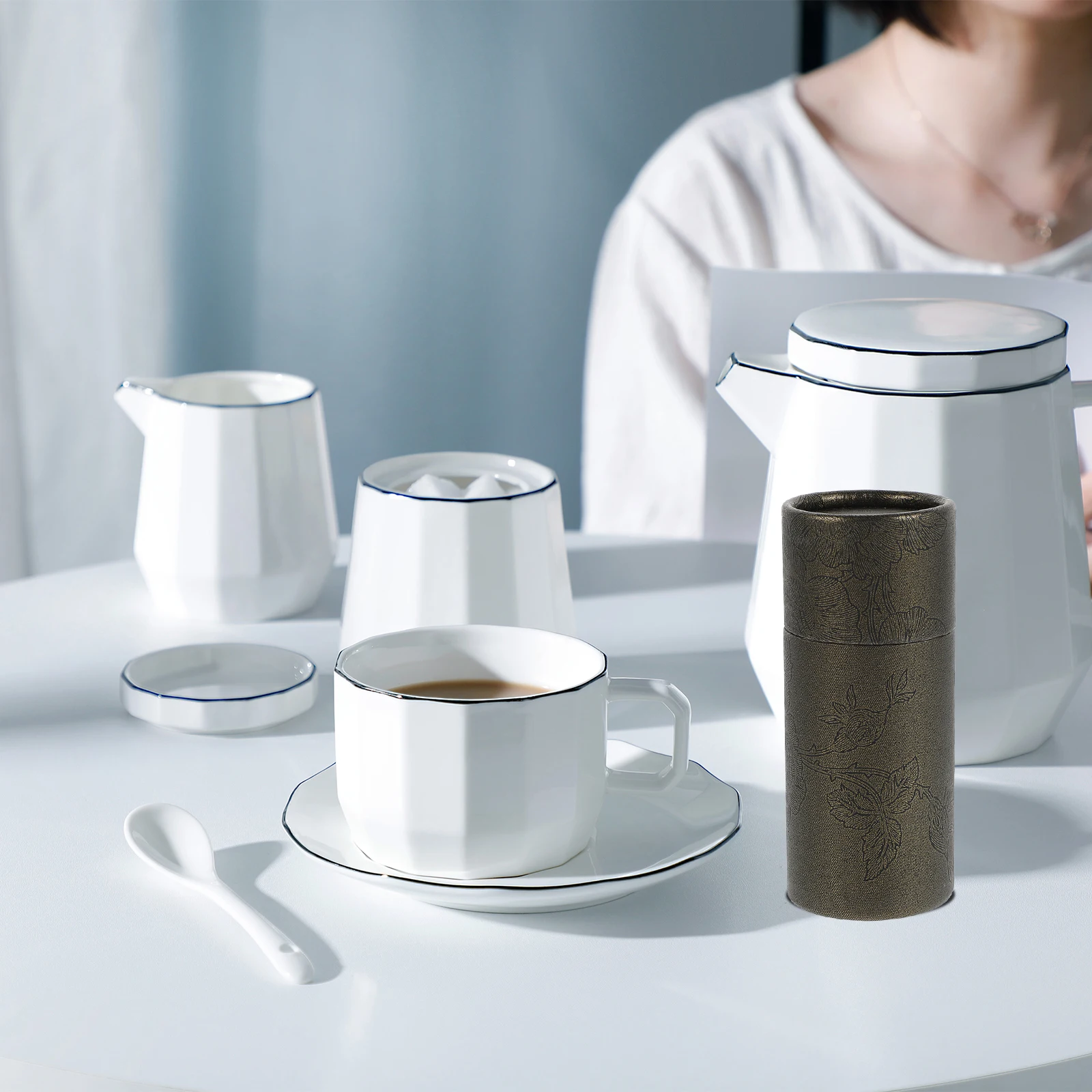 

20pcs Essential Oil Bottle Packaging Box 50ml Black Gold Reusable Travel Size Tea Incense Gift Container Storage Can