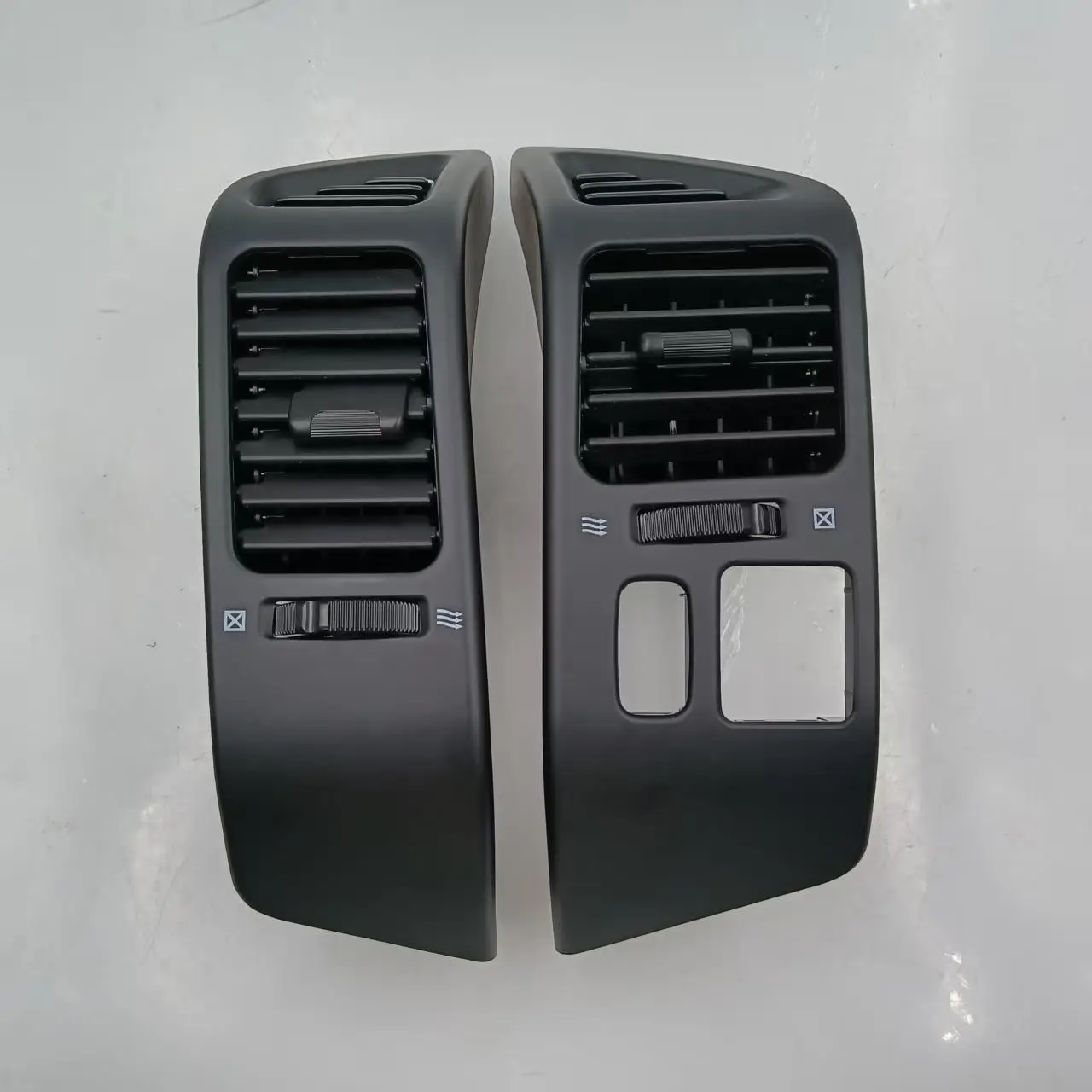 

Решетка автомобильного кондиционера черного цвета для Mitsubishi Pajero 2000-2006 гг.