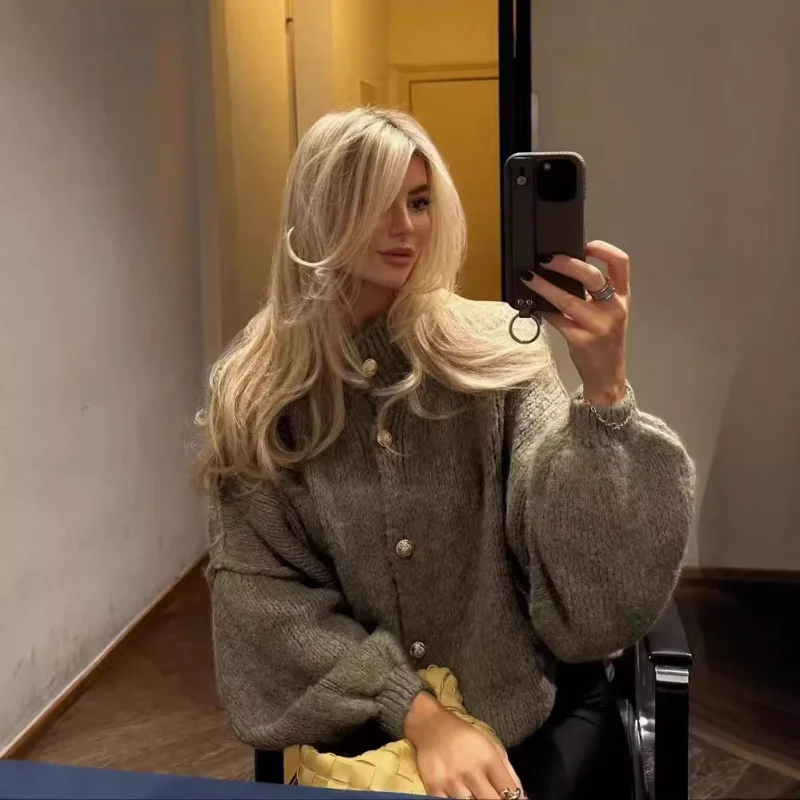 22025秋冬 欧米風 スタンドカラー メタルボタン装飾 バットウィングスリーブ カーディガン セーター