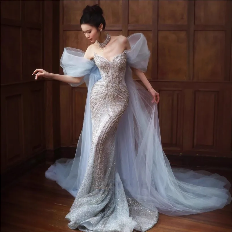 

A niche shiny strapless toasting host's elegant fishtail dress