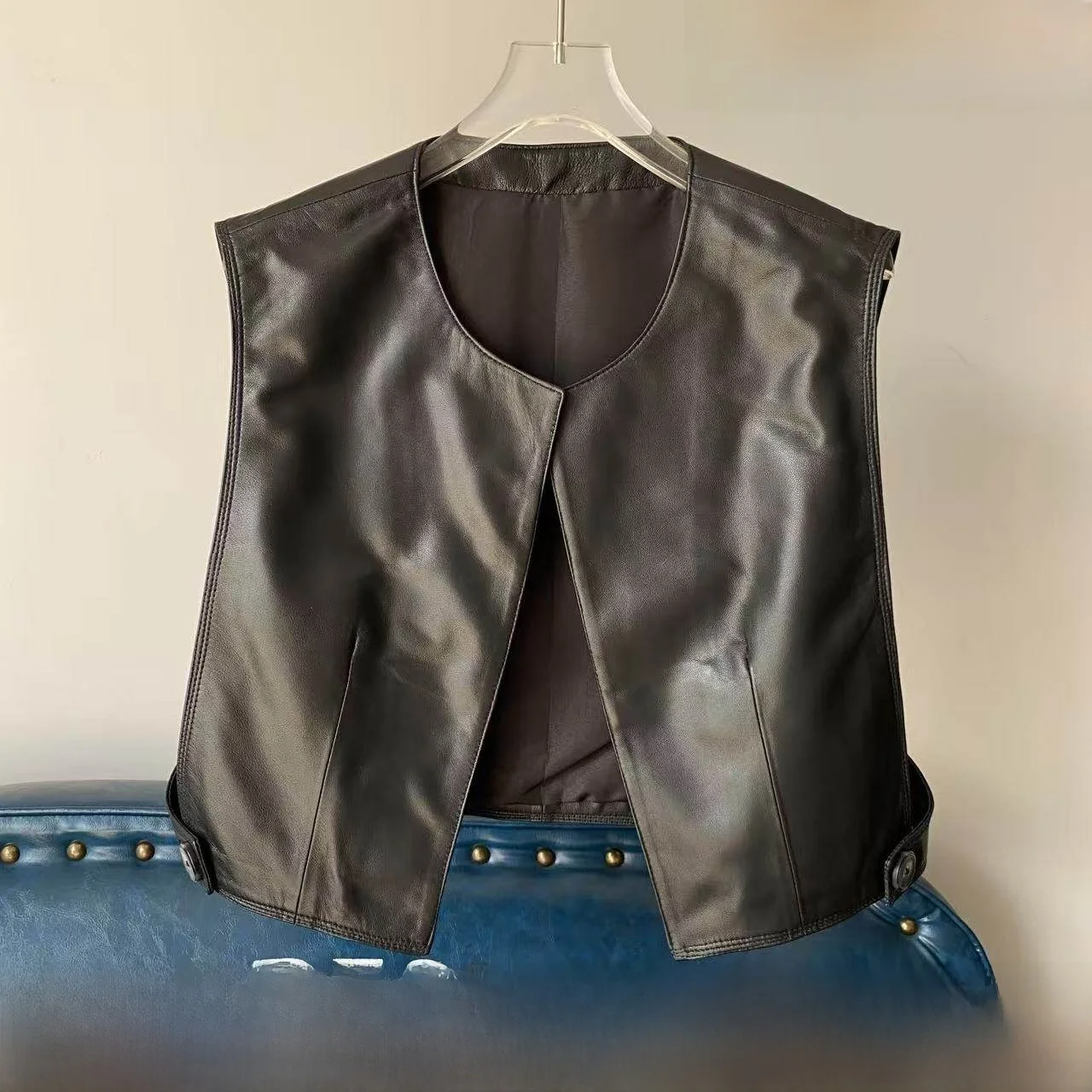 

2025 Autumn New Sle Women's Genuine Leather Vest ort Sve round Ne Slimming Faionable eepskin Commute Sle