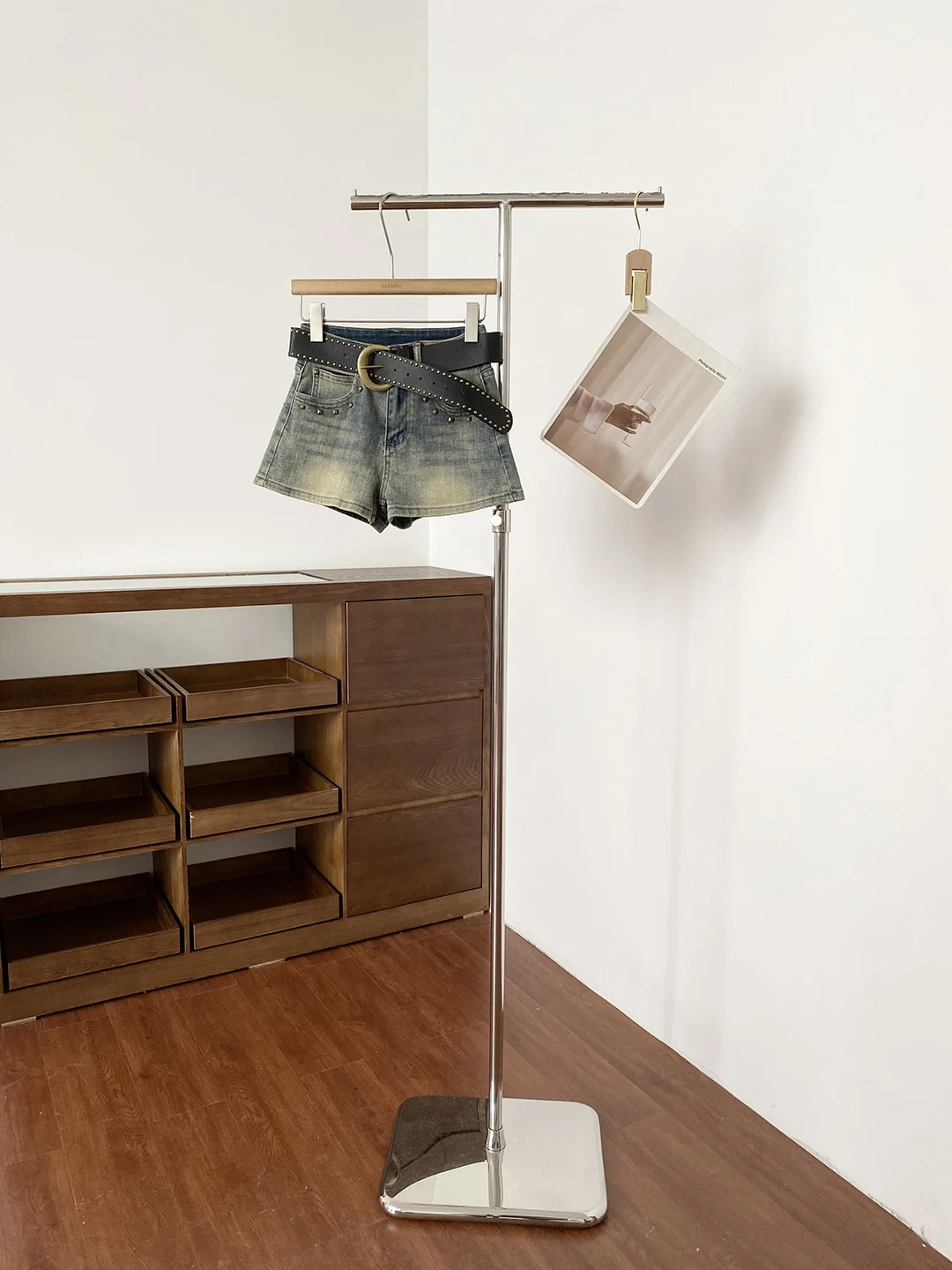 

Весна-Лето 2026: Женские модные укороченные джинсы скинни с высокой талией, с заклепками, однотонные, универсальные, стильные шорты-хотпэнты