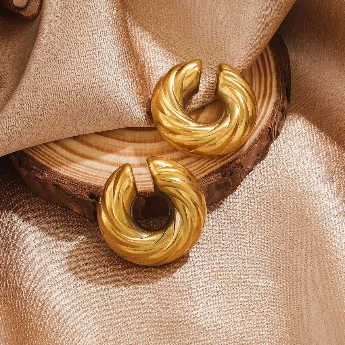 1 pair Punk Stainless Steel PVD Gold Plated Chunky Ear Clip Earrings Exaggerated Thick Round Circle Ear Cuff Jewelry Gift