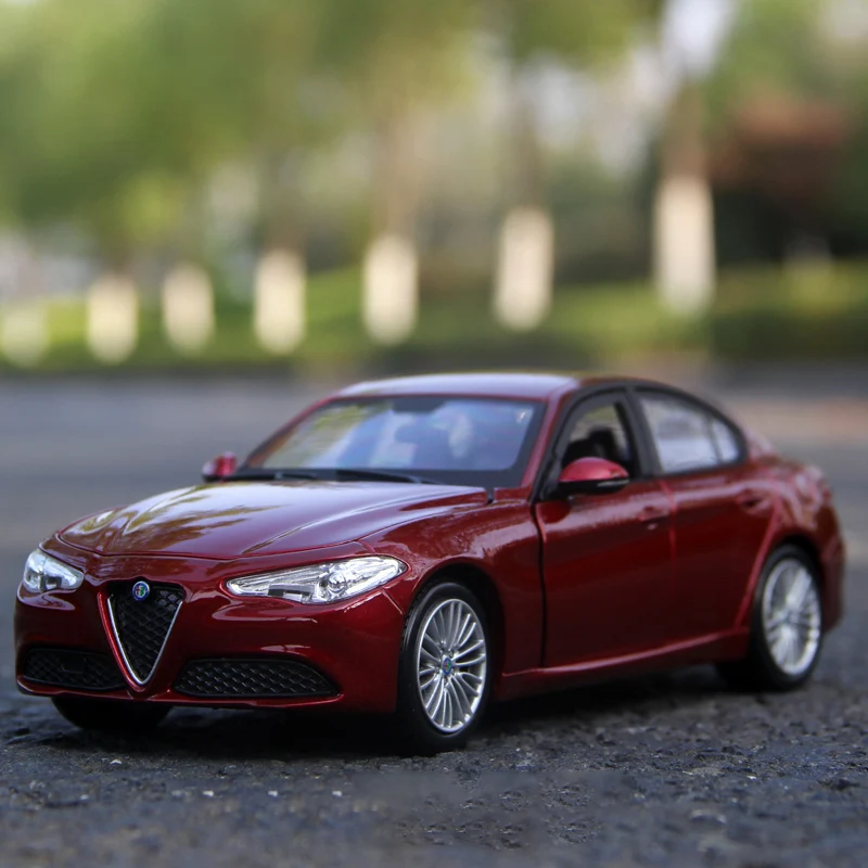 Bburago 1:24 Alfa Romeo Giulia Alloy Car Diecasts & Toy Vehicles