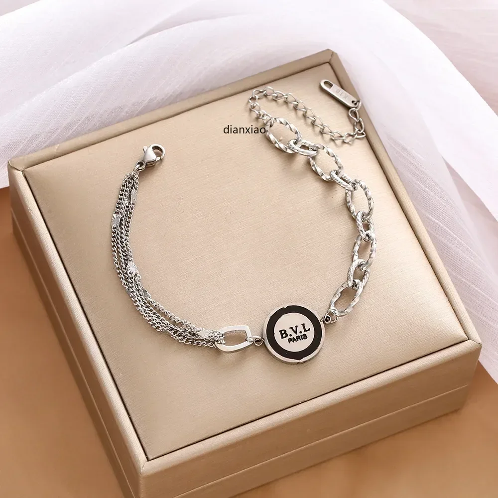 Этот новый популярный черный многослойный асимметричный браслет с буквами OL Bvl и выдолбленным узором