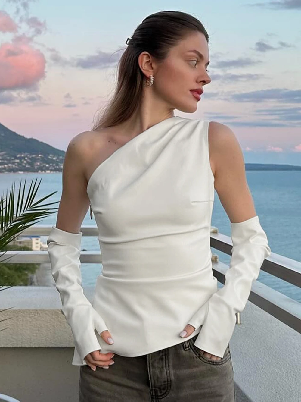 

Осень 2024, необычная приталенная Пряная Женская темпераментная нишевая безрукавка с косым воротником, жилет из искусственной кожи с рукавом, Топ для женщин