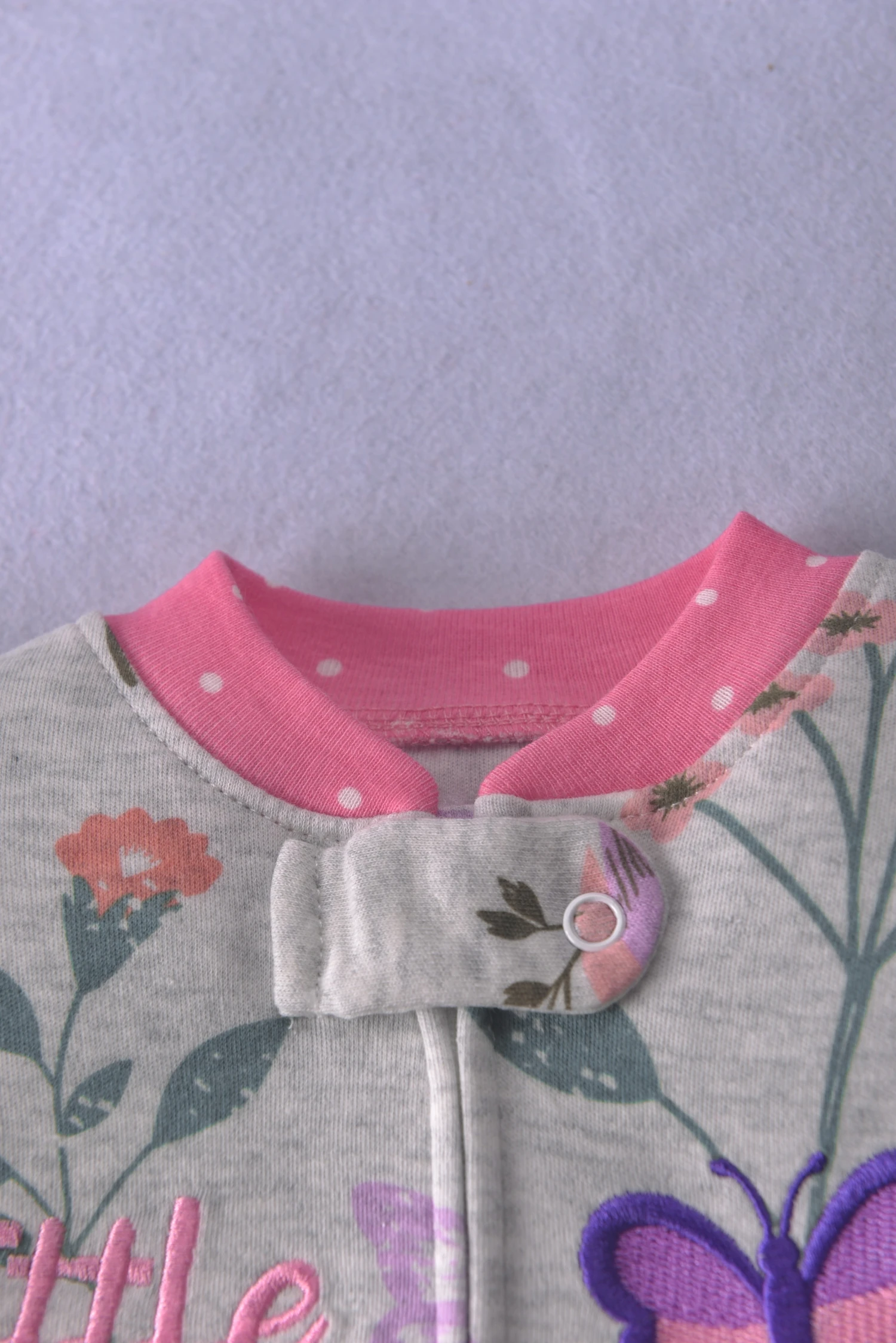 Doppelseitiger Baumwoll-Reißverschluss-Strampler für Kleinkinder, Mädchen, mit Herz- und Buchstabenstickerei, Allover-Print, Rüschenärmel, Ganzjahres-Baby-Jumpsuit, 6-24 Monate – Detail 5