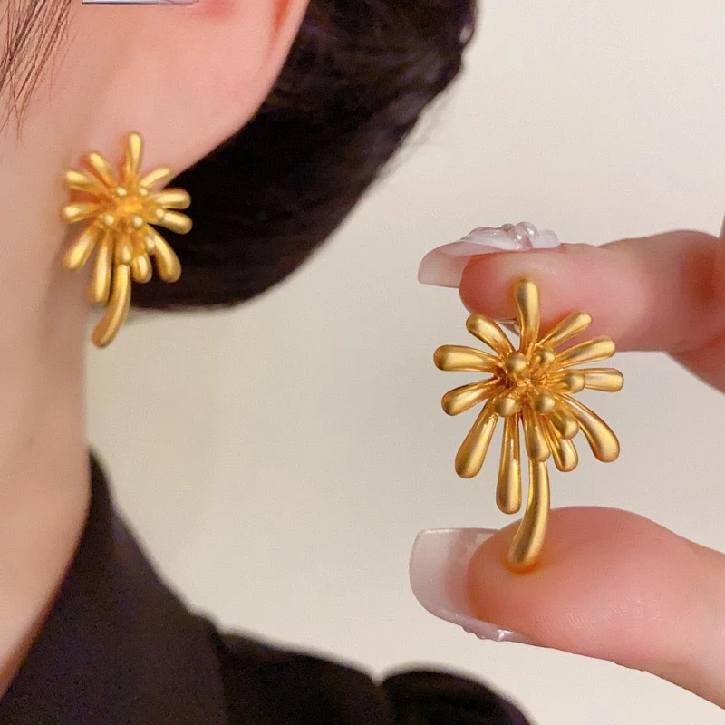 

Earrings for woman golden Metal Simplicity elegant Beautiful ear stud trend 2025