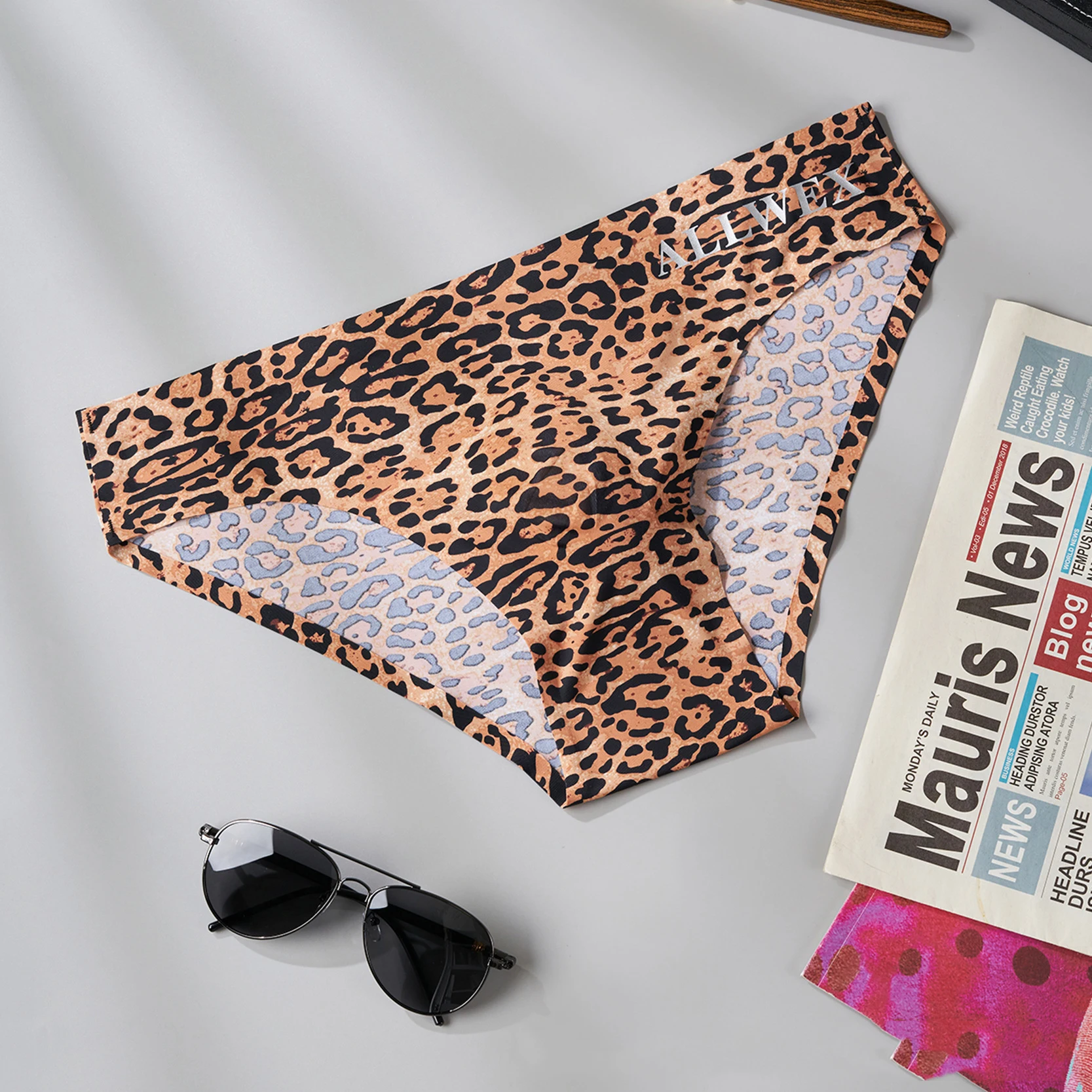 

Мужские трусы из ледяного шелка, летние ультратонкие бесшовные сексуальные трусики с леопардовым принтом, быстросохнущее дышащее нижнее белье, трусы с 3D чехлом