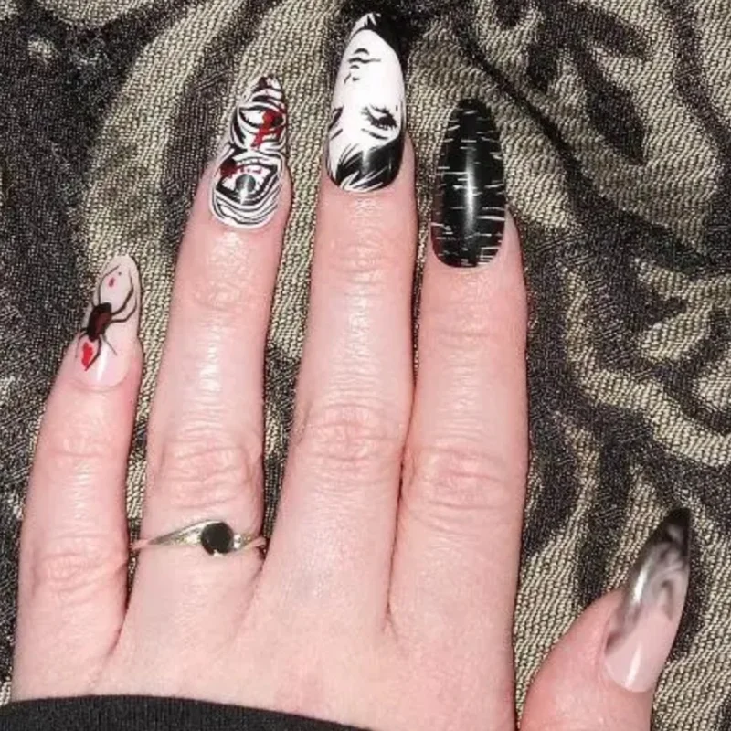 24 Stück Horror Comic Tomie Press on Nails Mandel glänzend schwarz japanische Anime-Nägel wiederverwendbare Halloween-Falsche Nagelspitzen für