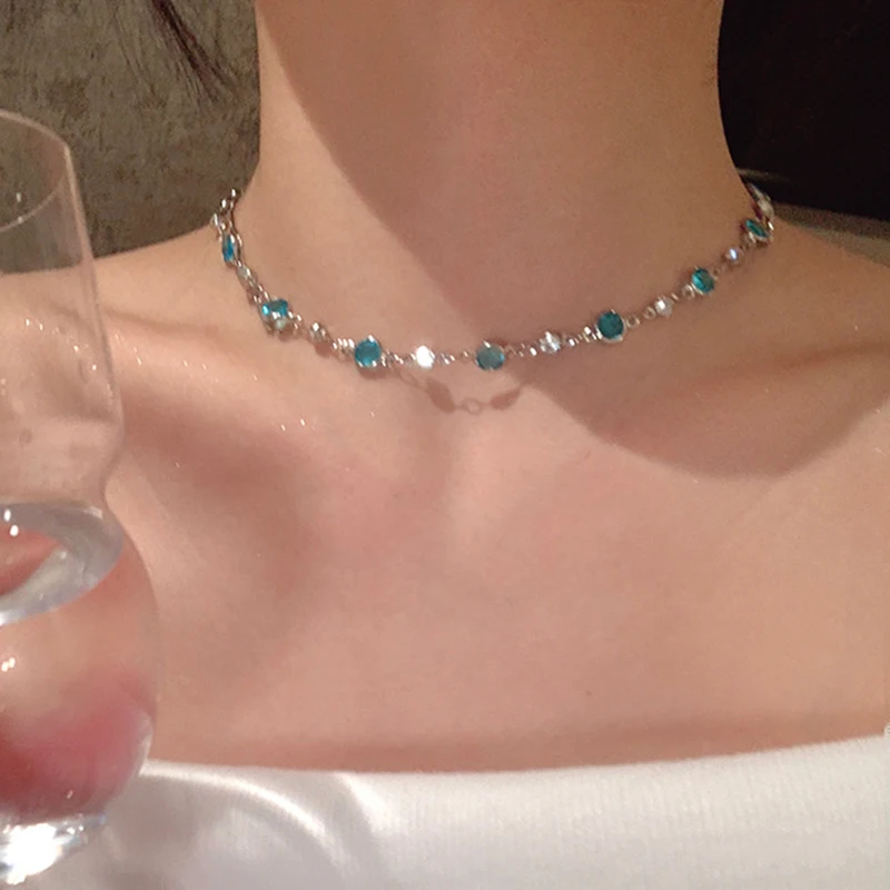 Romantische blaue Kristall-Schmetterlings-Halskette für Frauen, schlichter glänzender Zirkon-Doppelschicht-Anhänger, Choker, Schlüsselbeinkette, trendiges Schmuckgeschenk – Detail 4
