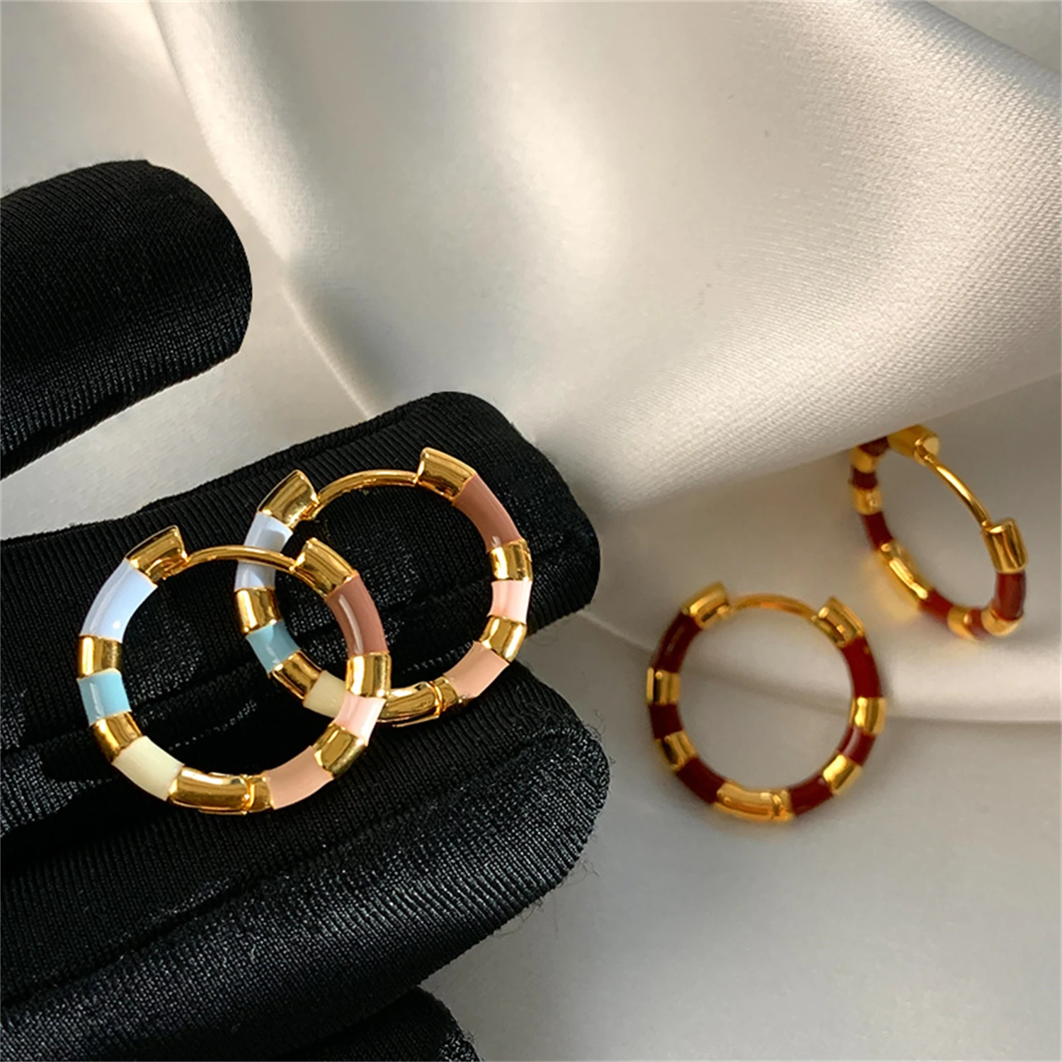 

WAKA Women's Trendy Color-Blocked Hoop Earrings Vintage Chic Statement Round Design for Daily Party Fashion Jewelry