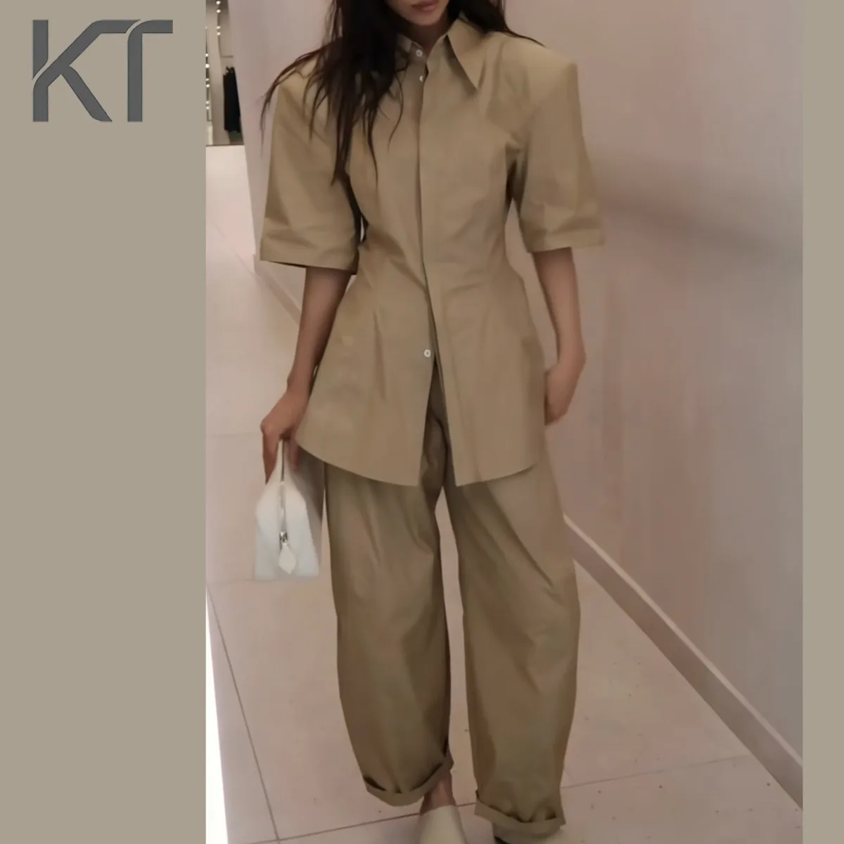 

Женский бежевый костюм с баллонными брюками KT: приталенная рубашка с коротким рукавом и брюки-баллоны с высокой талией, новинка 2026 года