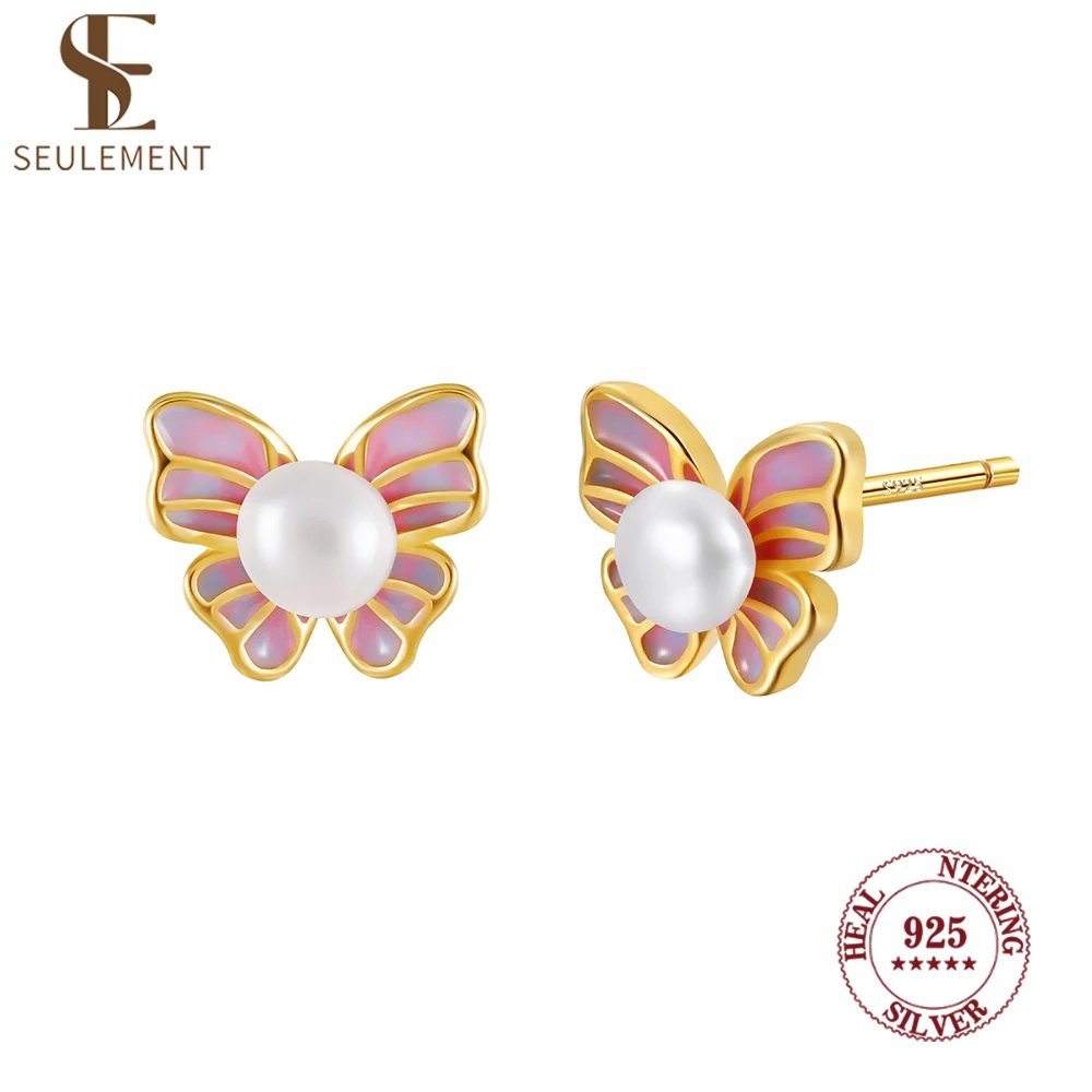 Kolczyki sztyfty z motylami ze srebra próby 925 z perłami słodkowodnymi dla kobiet, pozłacane, z różowymi skrzydłami z emalii, hipoalergiczne.