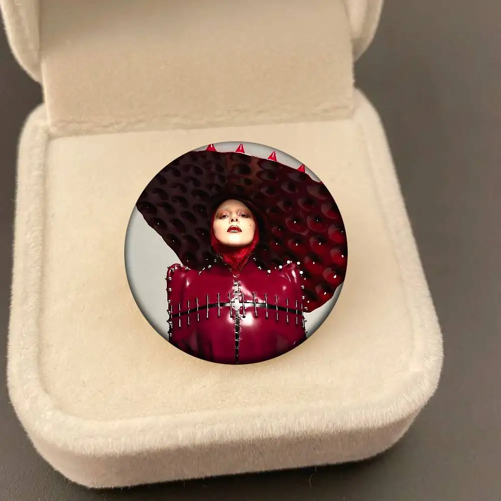 المغني L-سيدة غاغا صفيح لينة زر دبوس بروش شارة معدنية مخصصة مجوهرات اكسسوارات قبعة حقيبة التلبيب