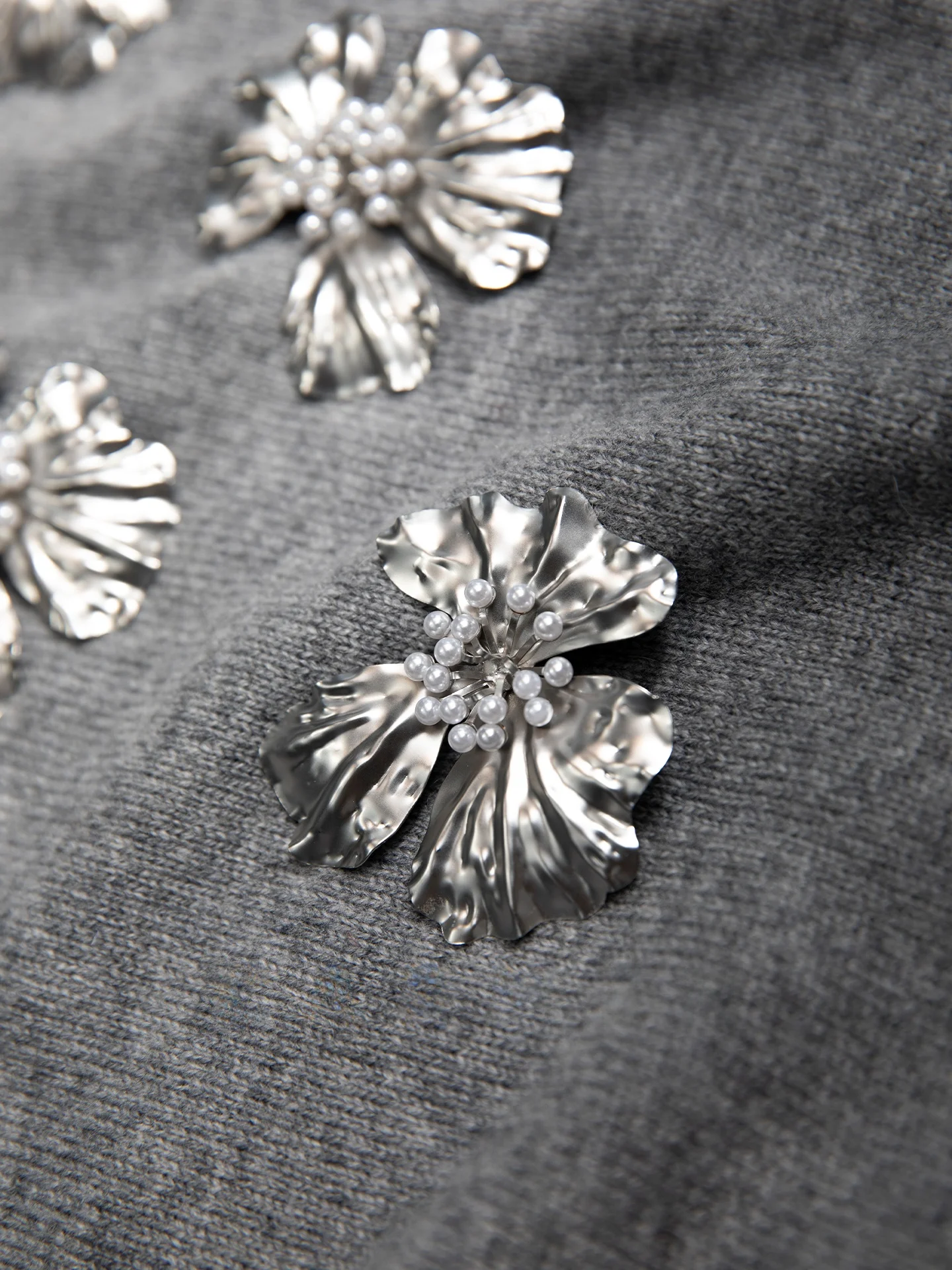 broche-elegante-en-imitation-de-perles-de-luxe-modele-carmen-pour-femmes-avec-motif-floral-a-porter-sur-le-revers-accessoire-de-mode-pour-manteaux-et-pulls