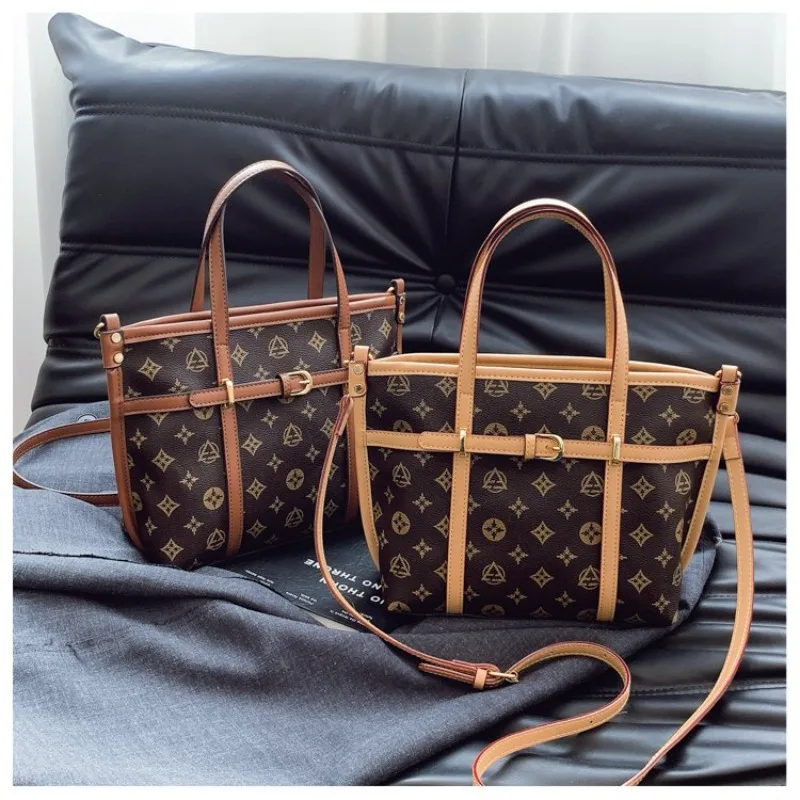 

Trendy Luxury Messenger Bag For Women Simple Parisian Style Doubles As A High-End And Chic Diaper Bag