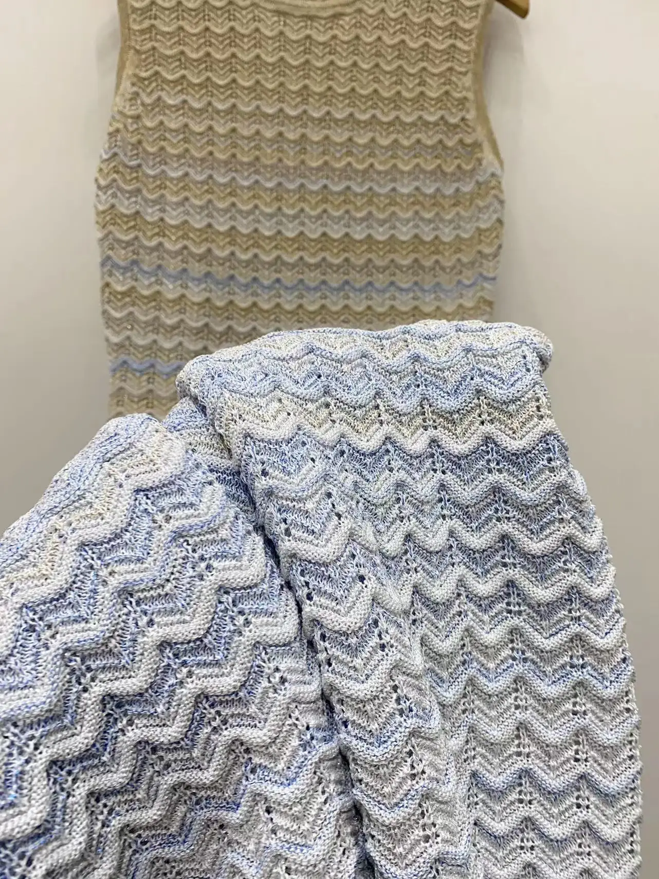 Conjunto de punto con estampado de ondas degradadas para mujer, vestido Midi sin mangas ahuecado, cárdigan de manga larga con botonadura única o chaleco con cuello redondo