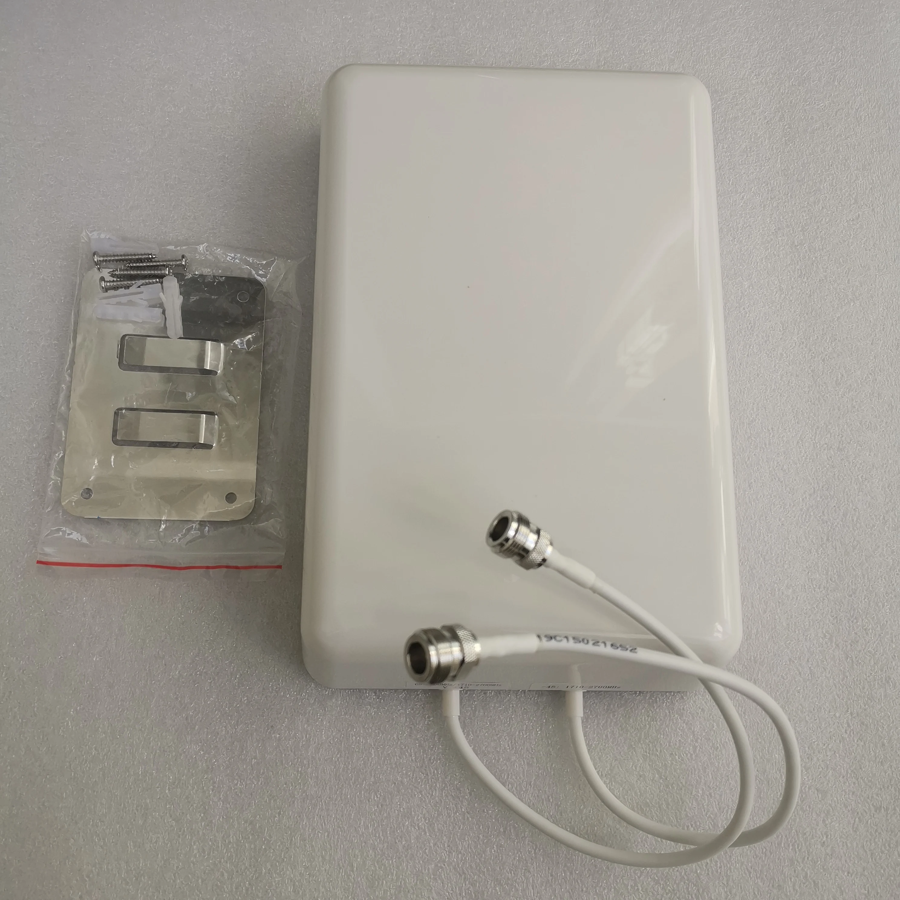 

698-2700MHz 2*2 Mimo Panel Antenna Wall Low PIM3 -140dBc@2*33dBm Indoor Antenna 4G 5G LTE and MIMO service