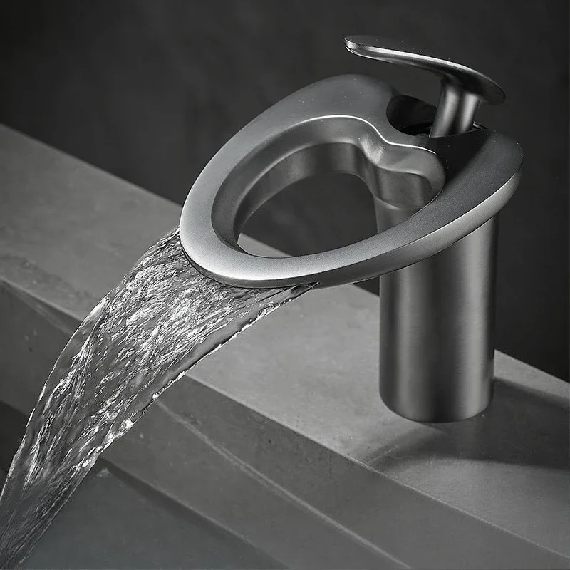 

Смеситель для раковины с одной ручкой для ванной комнаты, латунные смесители, креативная выдолбленная форма любви, дизайн водопада, смесители для раковины