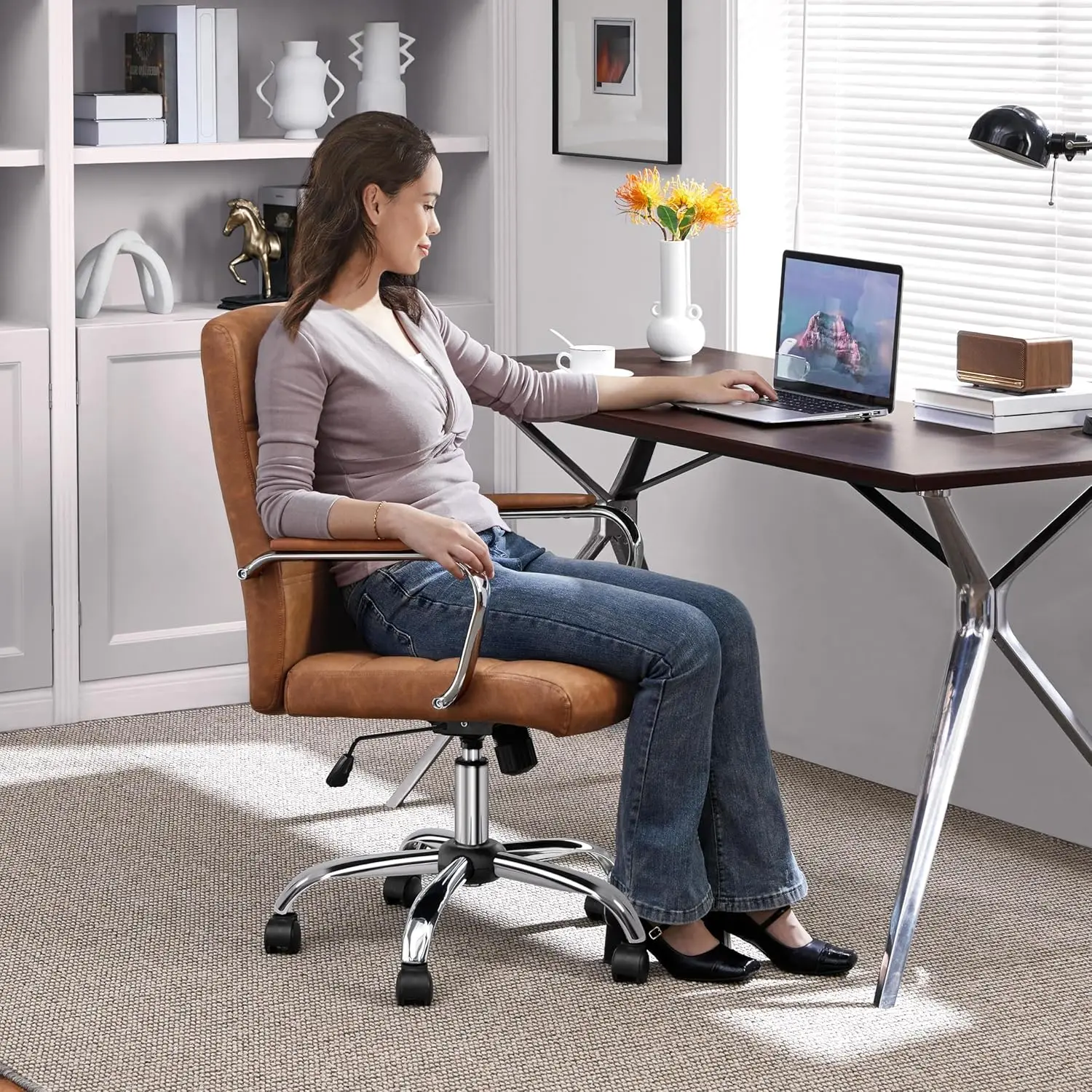 Ergonomic office chair with armrests and 360 ° rotating PU leather height adjustable executive chair