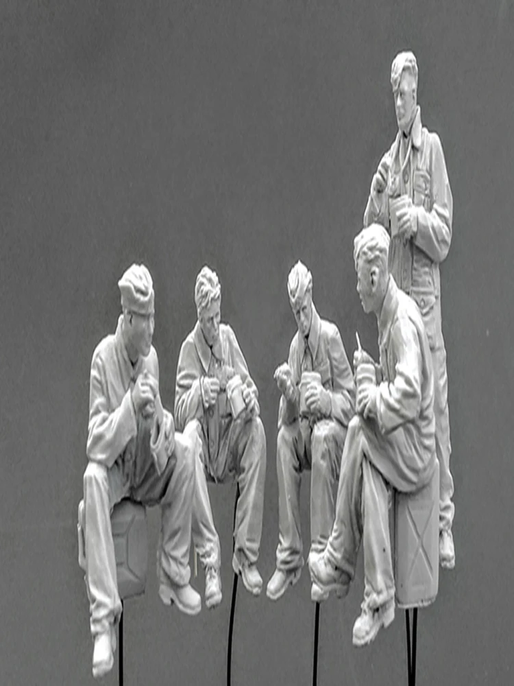 New Unassembled 1/35 ancient crew include 5 rest  Resin Figure Unpainted Model Kit