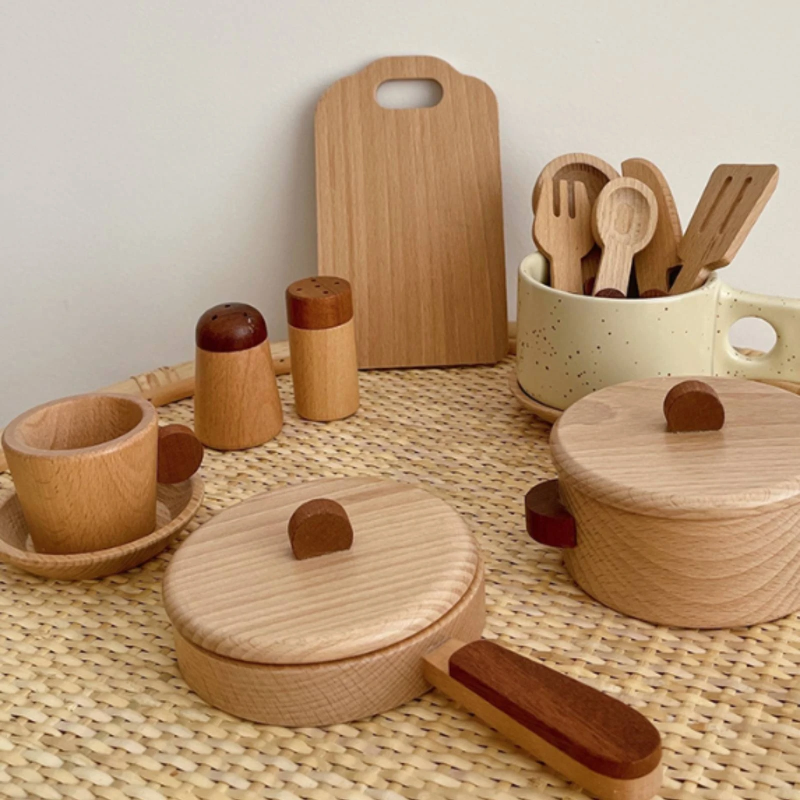 set-cucina-giocattolo-con-dettagli-marroni-bordi-arrotondati-e-forme-realistiche-per-giochi-di-ruolo-e-apprendimento-dei-bambini