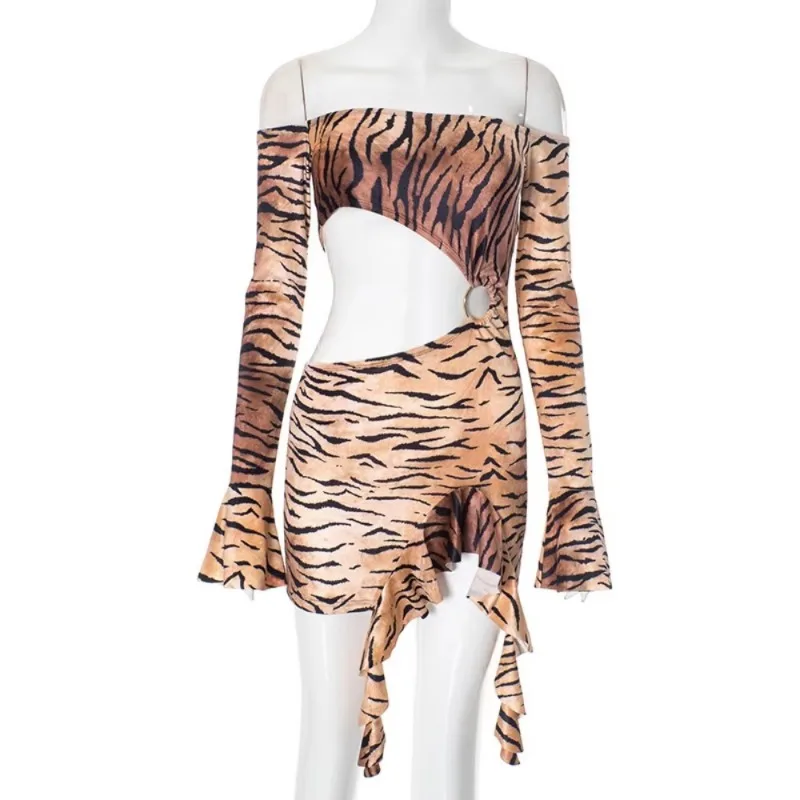 2025 moda Sexy salvaje mujer estampado de tigre anillo de Metal Patchwork corte Irregular cuello barco fuera del hombro volantes Mini vestido dividido