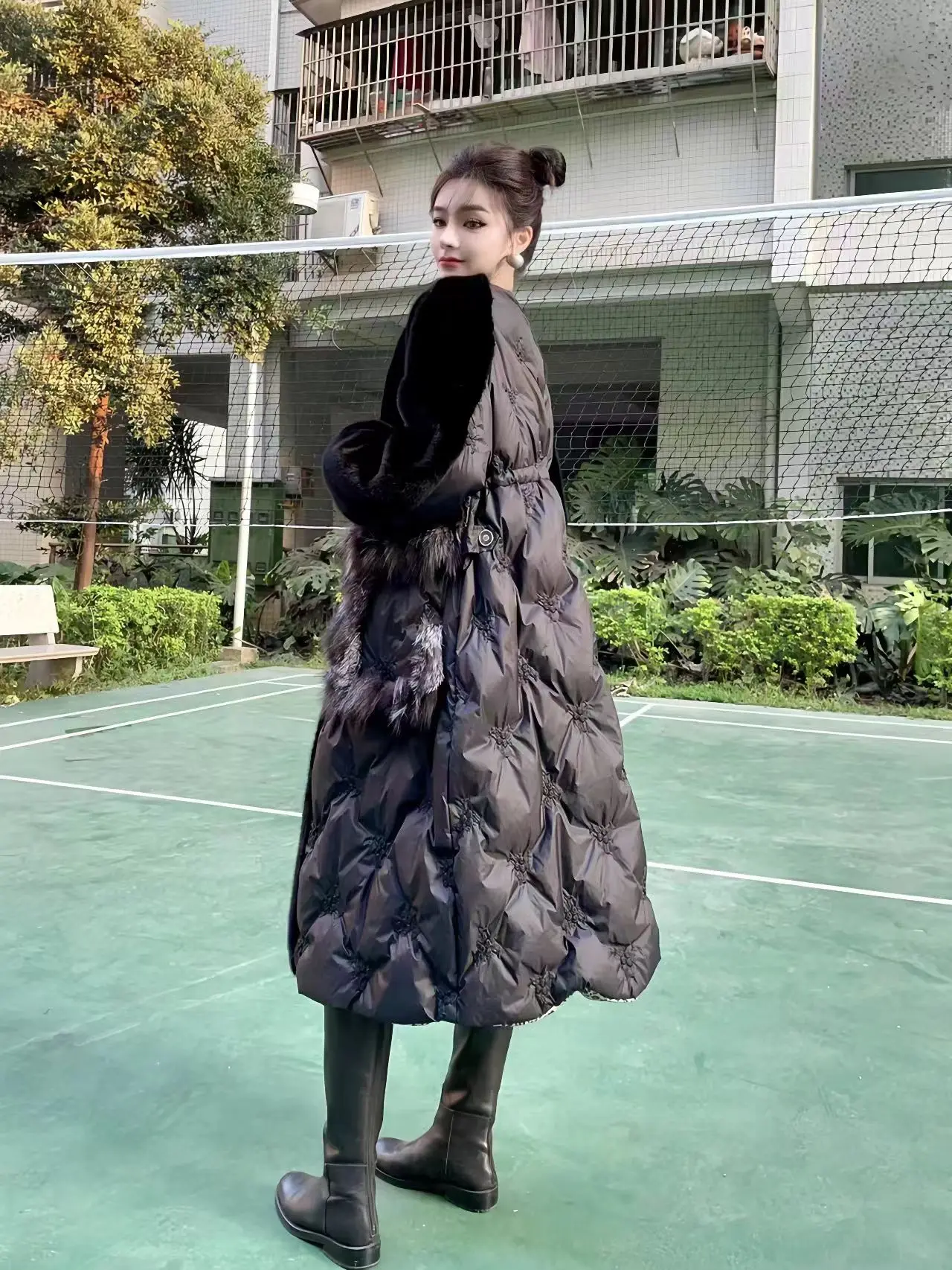 Black Splicing Fox Down Jacket, High-End, Fashionable Round Neck, Embossed Warm Waist Jacket, Winter, New, 2024