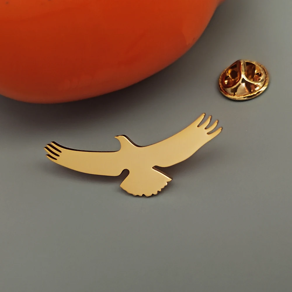 Vintage Flying Eagle Lapel Pin Gold Plated Stainless Steel Brooch Badge For Men Suit Backpack Animal Enthusiast Jewelry Gift