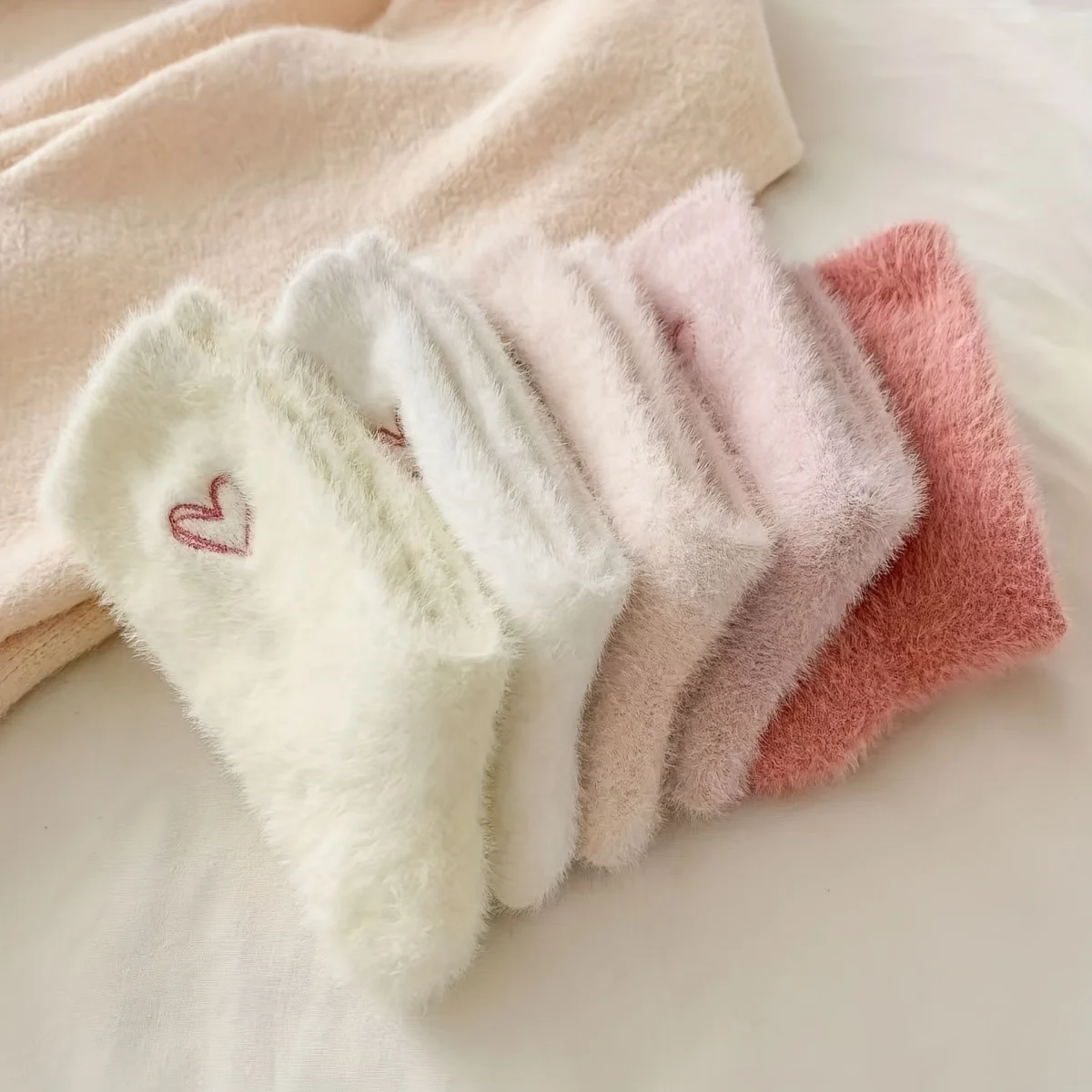10/5 Pairs of Random Styles of Heart-Shaped Mink Velvet Winter Mid-Calf Socks for Women, with Added Fleece and Thickened for Comfort, Soft and Cute Coral Fleece Floor Socks, a Must-Have for Home, Perfect as a Gift