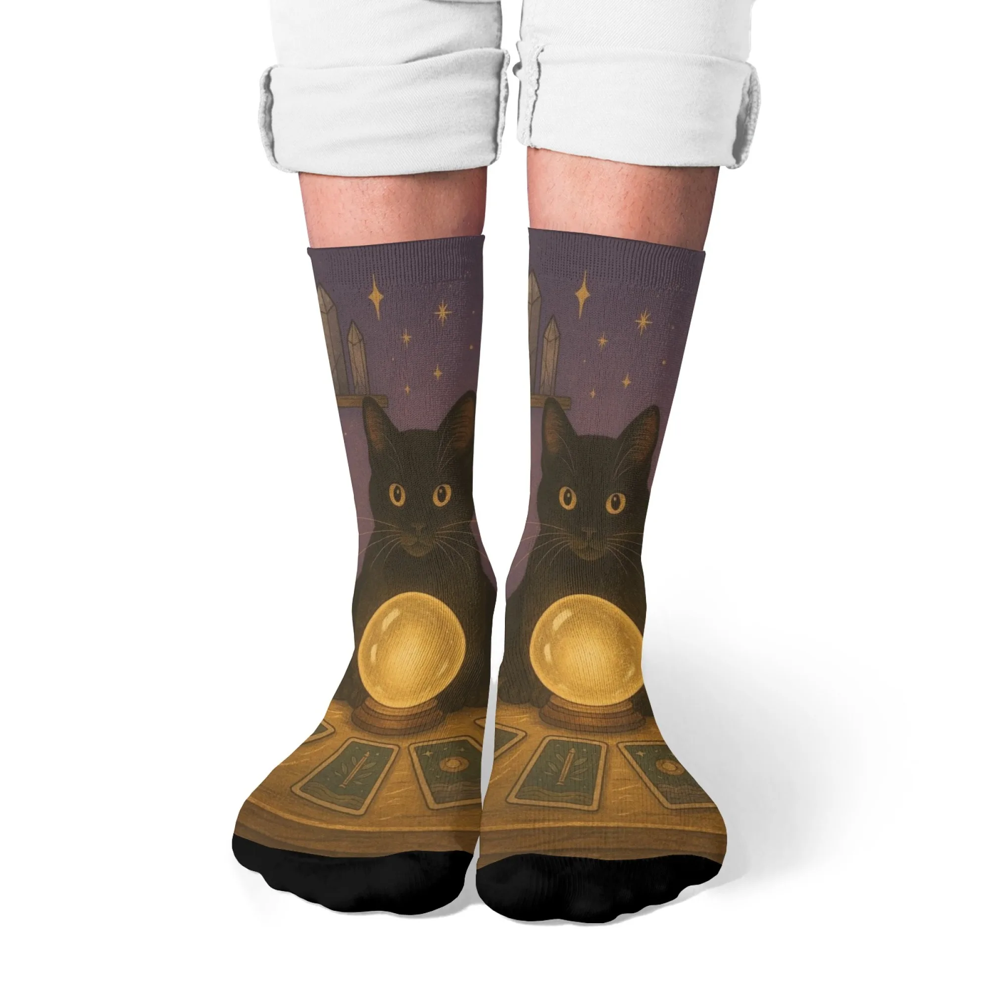 ถุงเท้าลายแมวดำพยากรณ์ศาสตร์ ลายคริสตัลบอล ไพ่ทาโรต์ พื้นหลังสีม่วง สไตล์แฟนตาซีลึกลับสีดำ