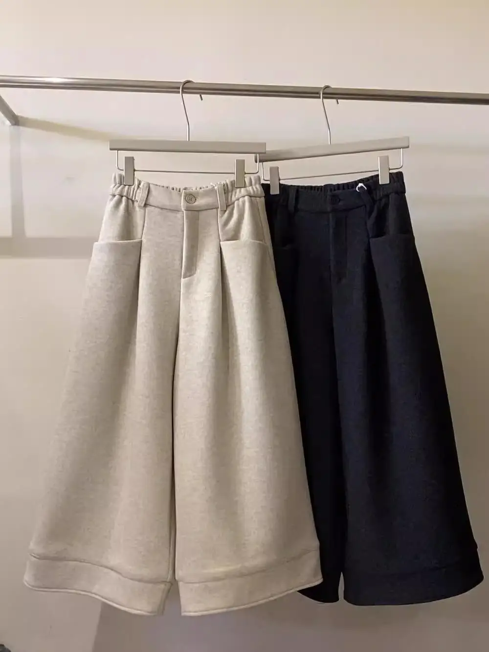 

Повседневные брюки больших размеров в корейском стиле с одной пуговицей, на эластичной талии, плиссированные, унисекс, осенне-зимние, новинка, свободный крой, длинные брюки