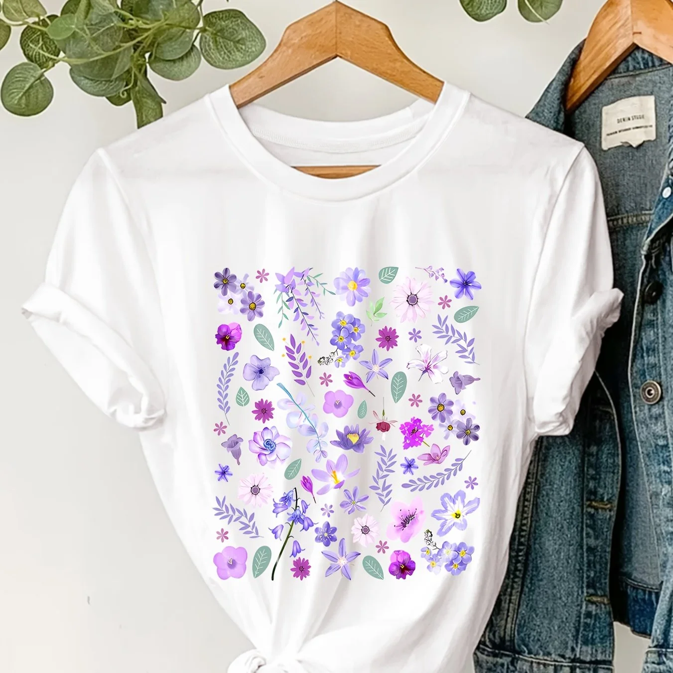 Women's casual printed T-shirt featuring a pastoral-style crew neck; a colorful floral pattern set against a purple background makes this a stylish piece for spring and summer.