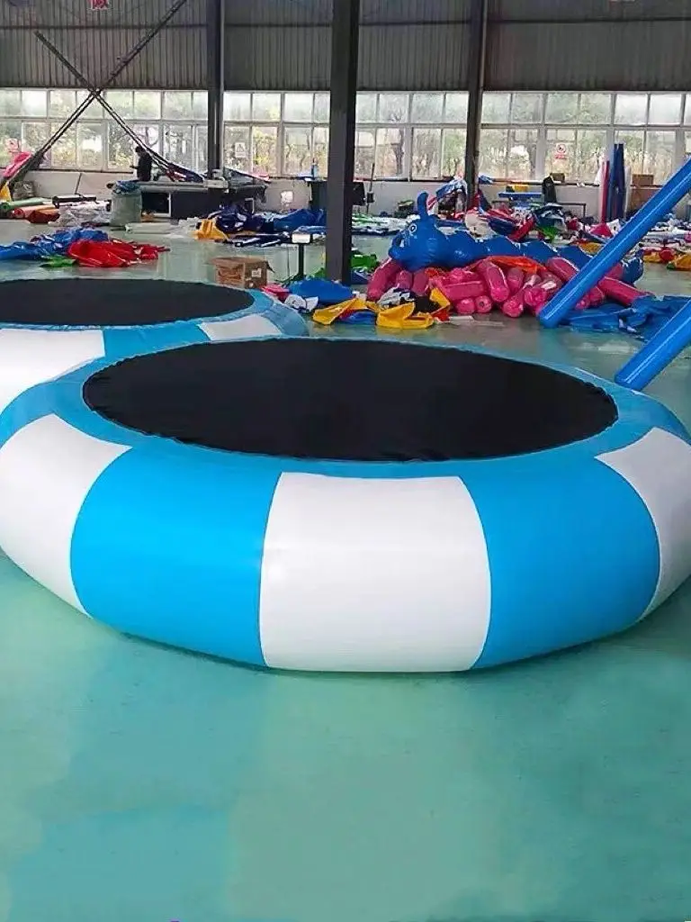 Opblaasbare watertrampoline 0,9 mm PVC waterspringbed Springtrampoline Word gratis een pomp