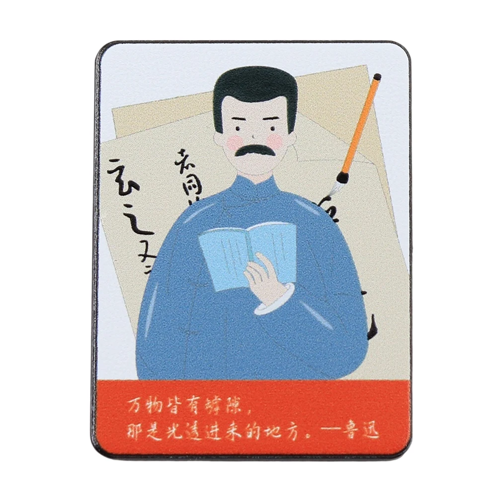Pin de Solapa con Diseño de Chibi Lu Hsin, Gran Escritor Chino, con la Frase: "Hay un Abertura, una Grieta en Todo, y Es Así como la Luz Pierde Entrada"