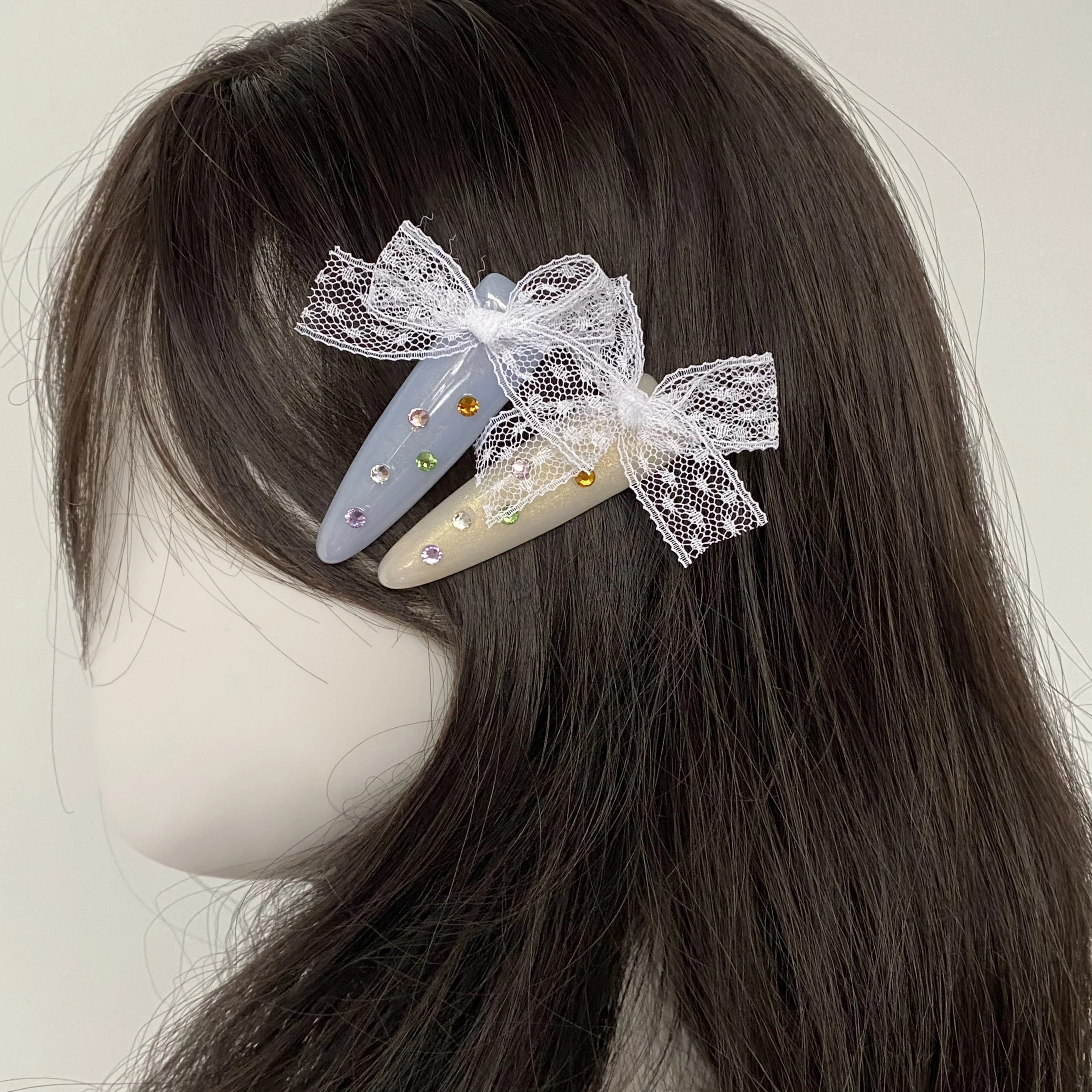 1 個のヘアクリップ、白いレースのリボンとカラフルなラインストーン付き、女の子と女性のためのかわいいヘアアクセサリー