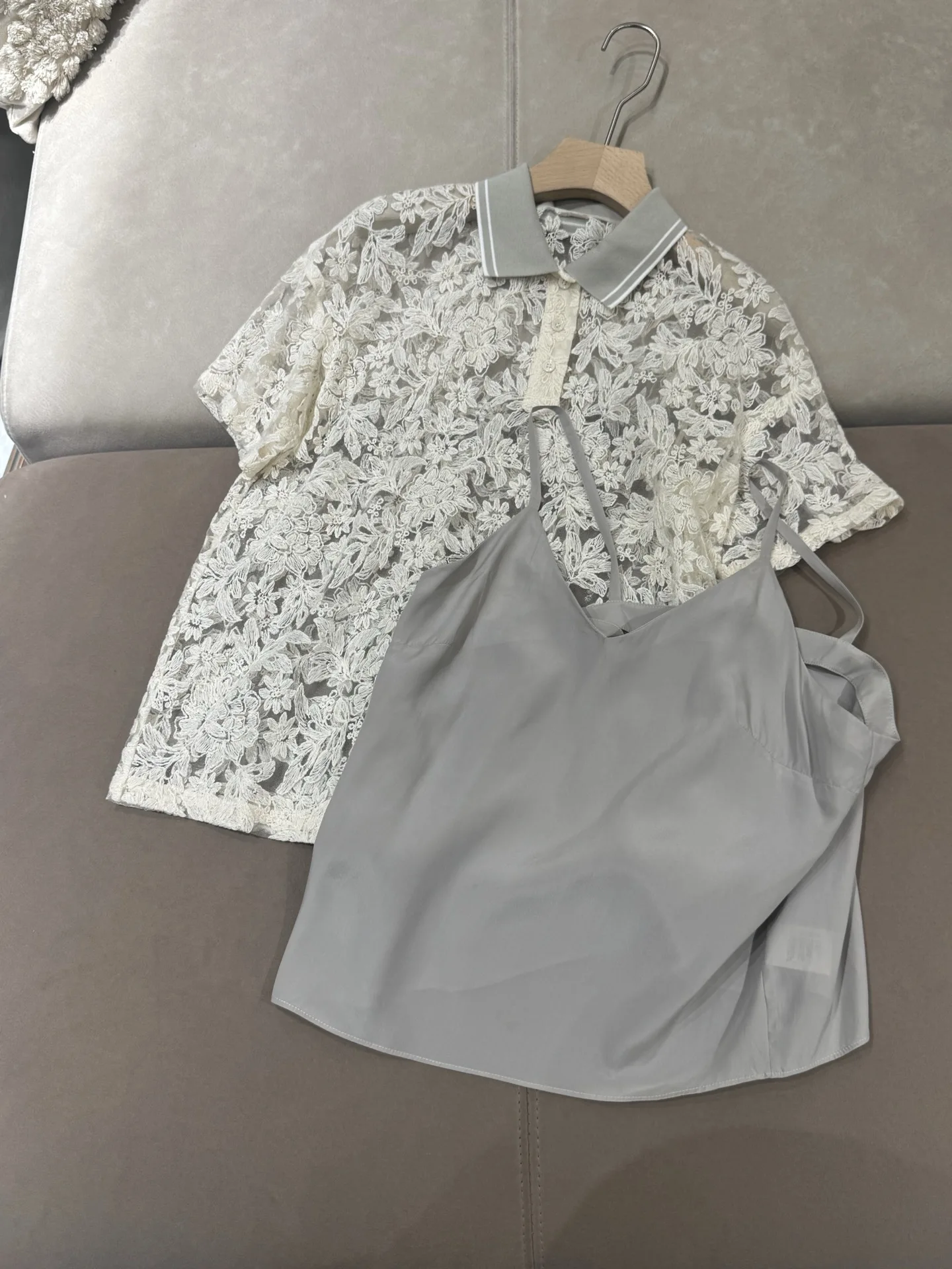 

New Early Spring Style, High-Quality Casual And Fashionable Heavy-Duty Lace Blouse For Women.