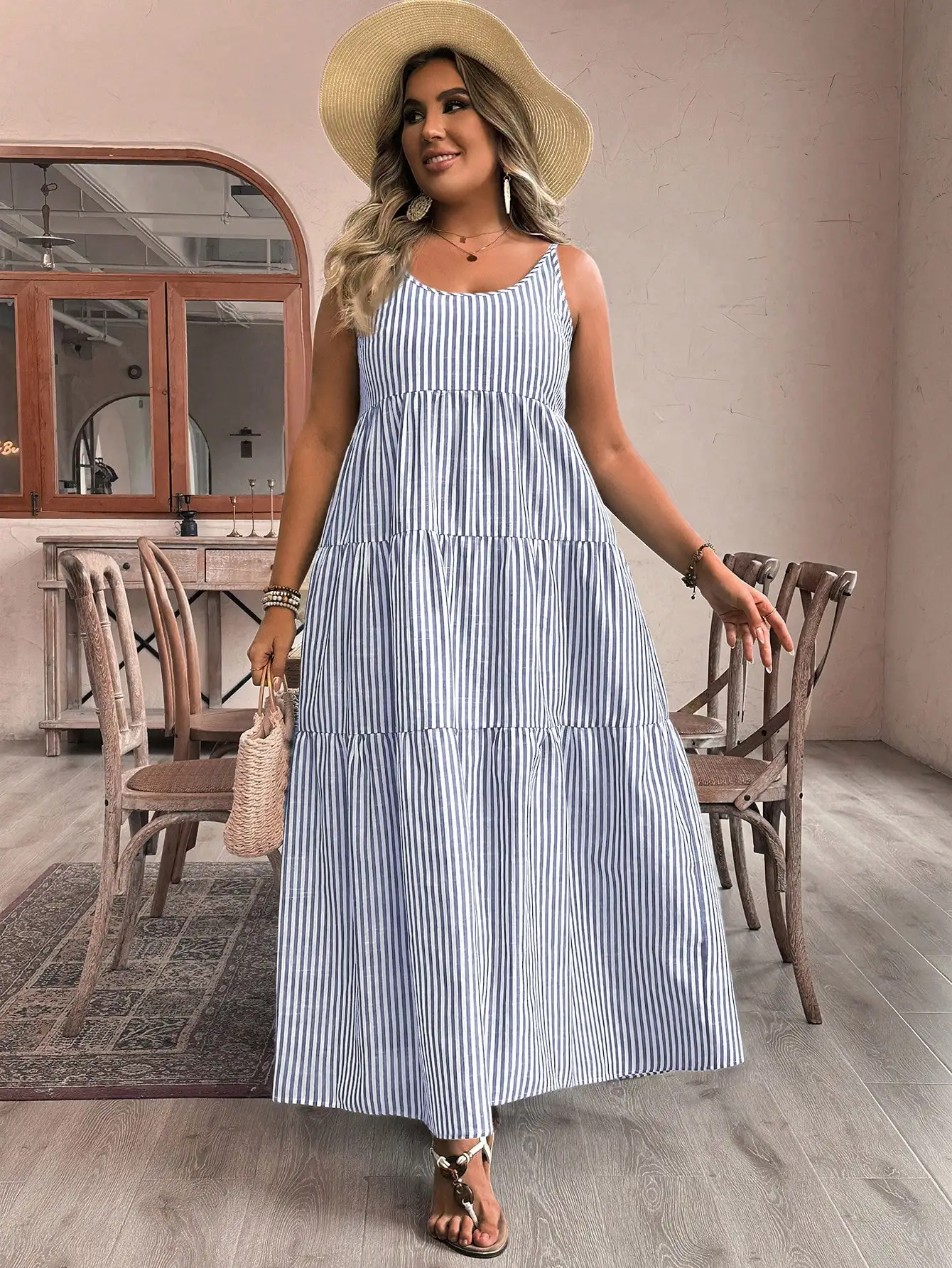 

Длинное платье в стиле бохо с полосатым принтом, без рукавов, с круглым вырезом и многоярусной юбкой для летнего пляжного отдыха