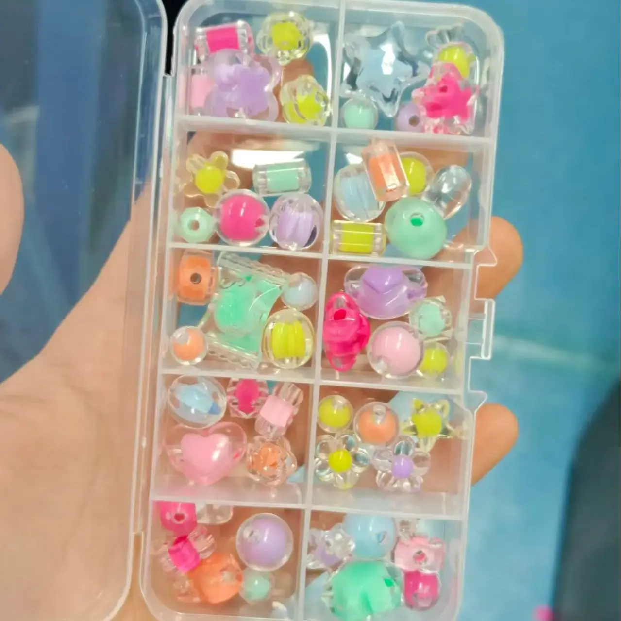 Przezroczyste zawieszki z koralików w pudełku do wyrobu biżuterii - kolorowe mieszane motyle, kwiaty, gwiazdy, króliki do samodzielnego tworzenia breloczków, bransoletek