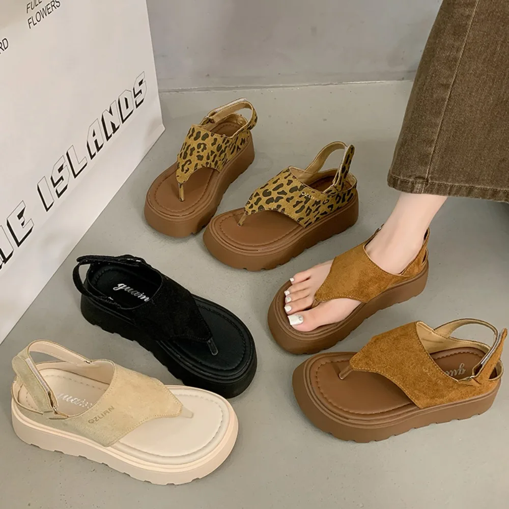 

Шлепанцы на толстой подошве, женская уличная одежда, новинка лета 2023, маленькие сандалии, увеличивающие рост, сандалии-маффины с застежкой на носок