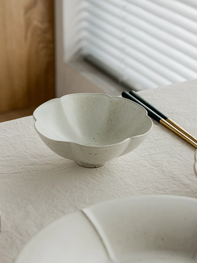 Japanische Kleine Schüssel mit Schwarzen Sesam-Punkten und Birnenblüten-Design Dickglasierte Reisschüssel für den Hausgebrauch als Dip-Schale