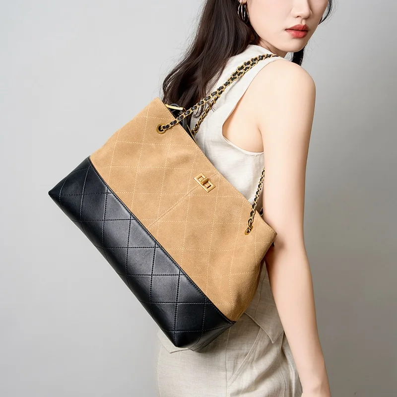 

Роскошная сумка-тоут из натуральной овчины с стеганым ремешком-цепочкой — вместительная женская сумка через плечо для работы и поездок