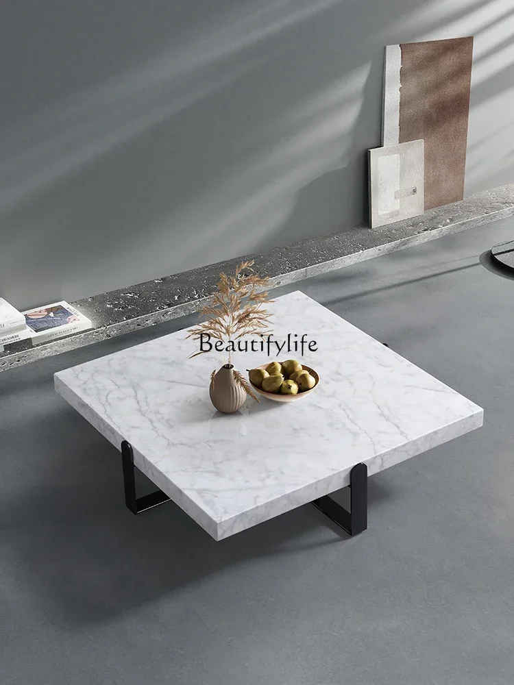 غرفة معيشة إيطالية فاخرة وبسيطة وطاولة قهوة رخامية مربعة الشكل على الطراز الفرنسي