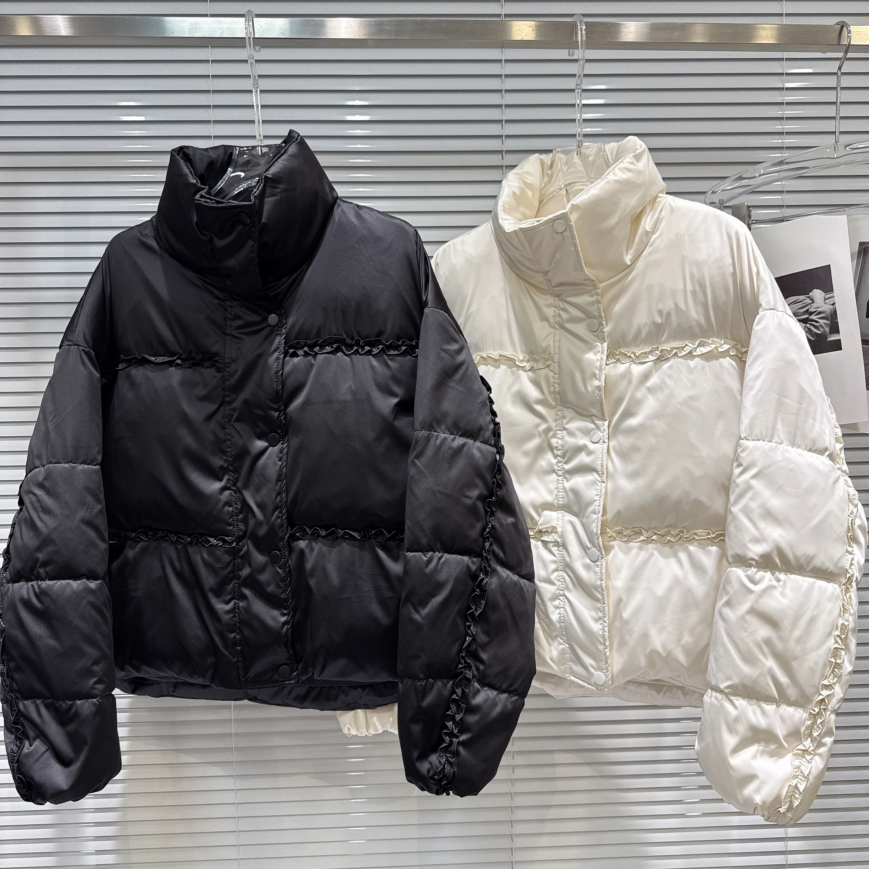 

2025 Winter New Fashionable Street Style Ruched Ruffle Edge Design Stand Collar Down Feather Liner Jacket for Women