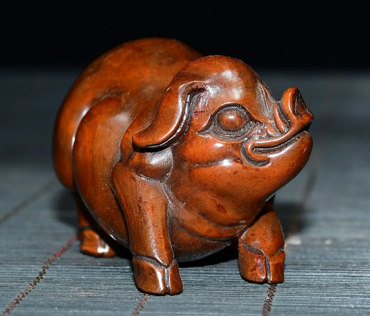 Exquisite small leaf boxwood zodiac pig desktop decoration ornament