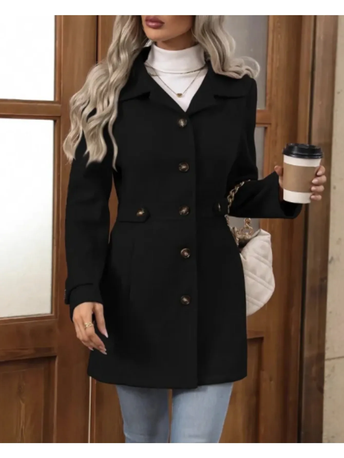 Damski beżowy płaszcz typu trencz z klapami - zapinany na guziki, długi rękaw, z paskiem.