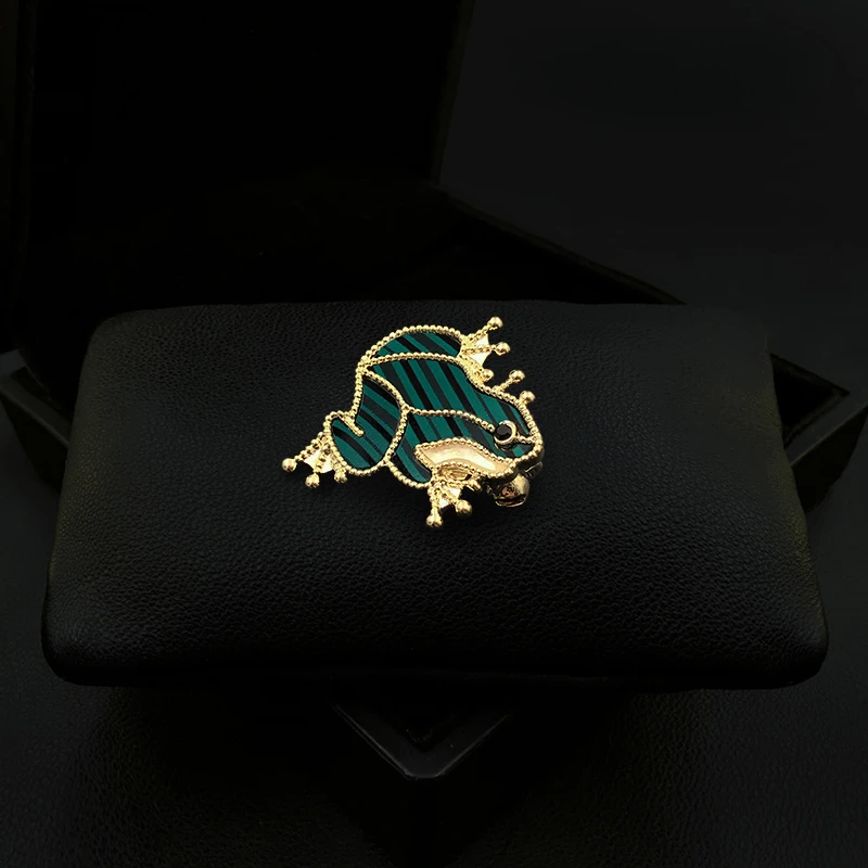 ZY Brooch Notes | Delicate High-End Frog Brooch Women's Cute Christmas Gifts Suit Neckline Pins Clothes Accessories Jewelry 2026